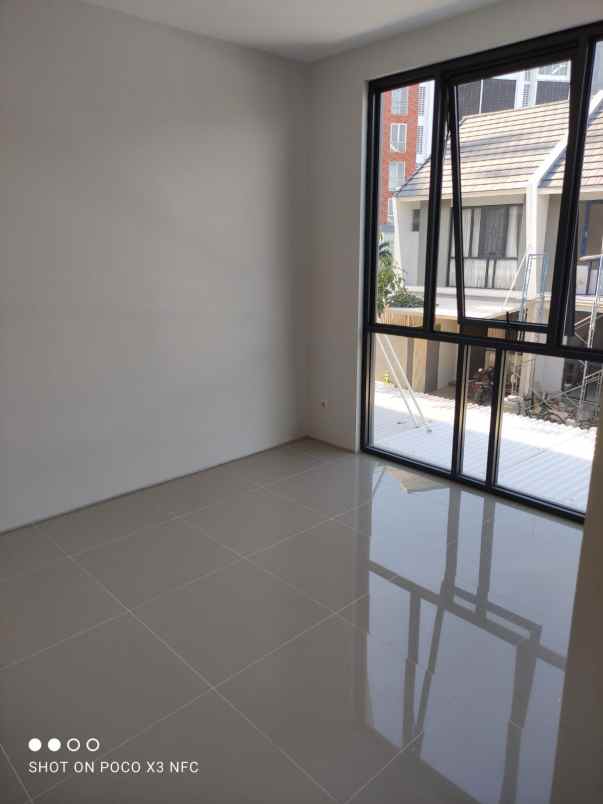 royal residence wiyung 3 lantai minim 2 thn