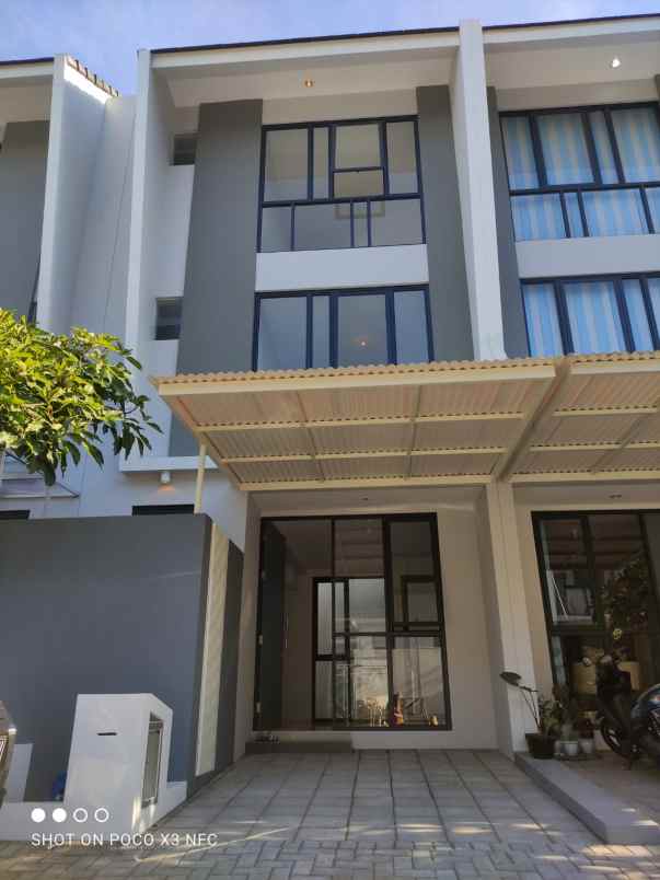 royal residence wiyung 3 lantai minim 2 thn