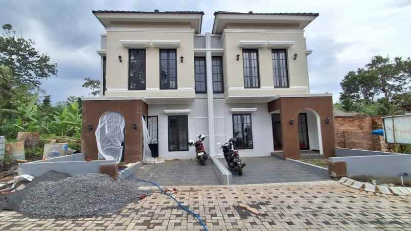 rumah 2 lantai lokasi perumahan arzeta pakis malang