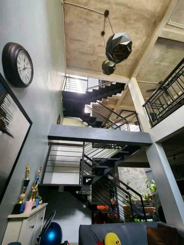 rumah 3 lantai full furnished di tangsel