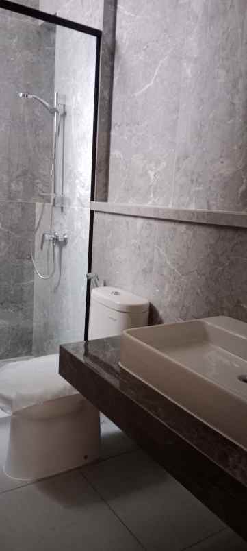 rumah 3 lantai gaya modern minimalis di setra duta