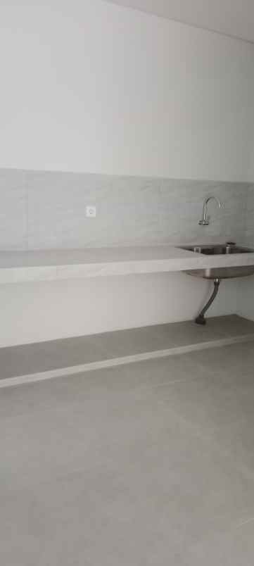 rumah 3 lantai gaya modern minimalis di setra duta