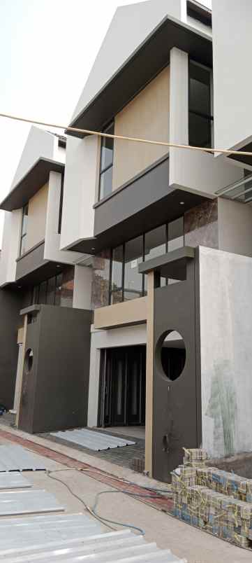 rumah 3 lantai gaya modern minimalis di setra duta