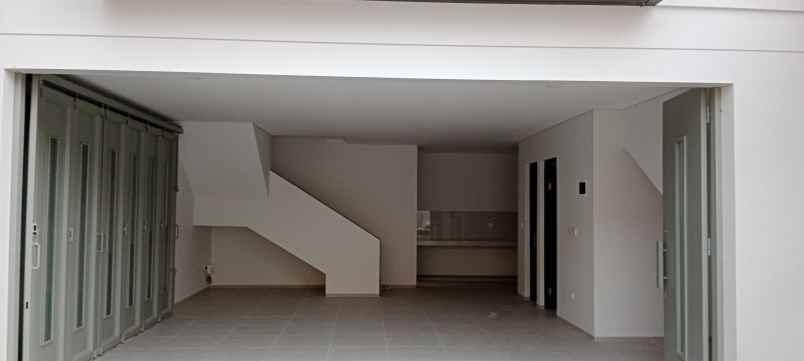 rumah 3 lantai gaya modern minimalis di setra duta