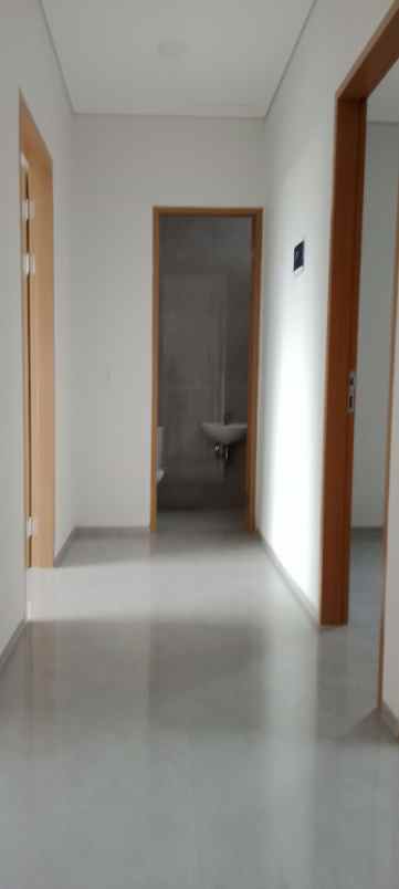 rumah 3 lantai gaya modern minimalis di setra duta