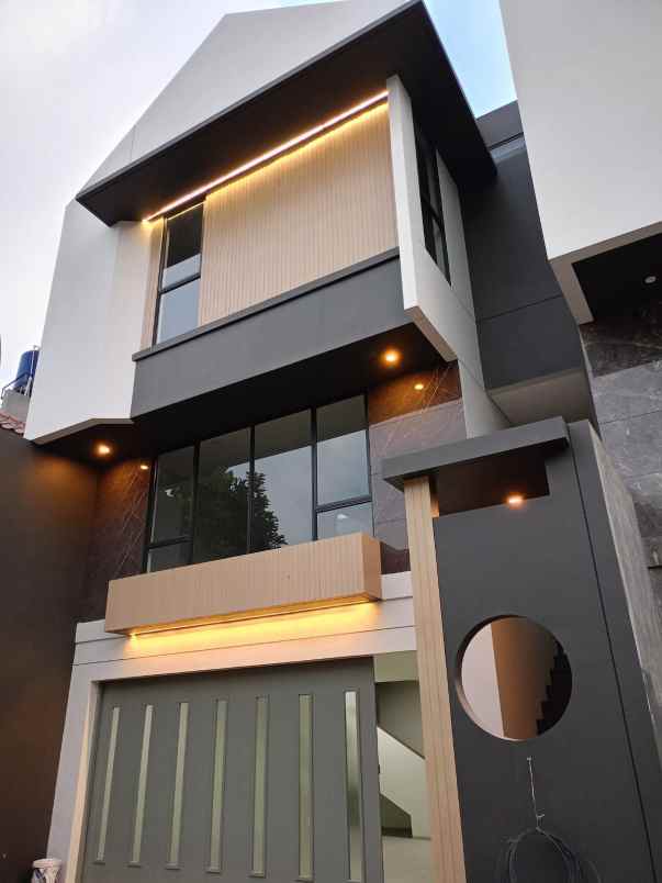 rumah 3 lantai gaya modern minimalis di setra duta
