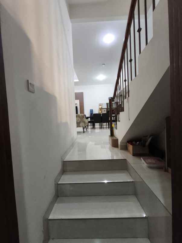 rumah bagus shm tomang jakarta barat