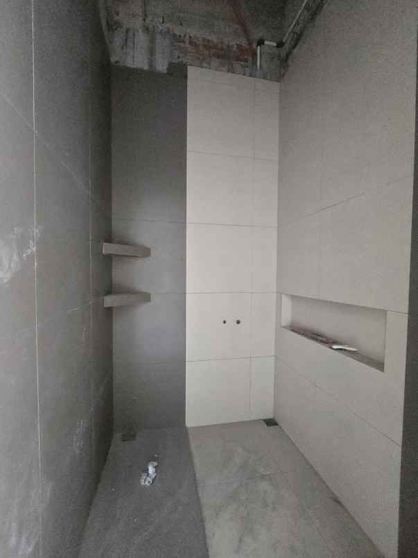 rumah baru desain classic akses lebar di cempaka putih