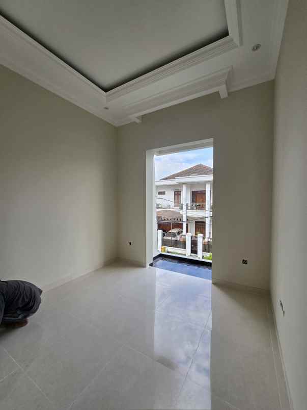 rumah baru desain classic akses lebar di cempaka putih