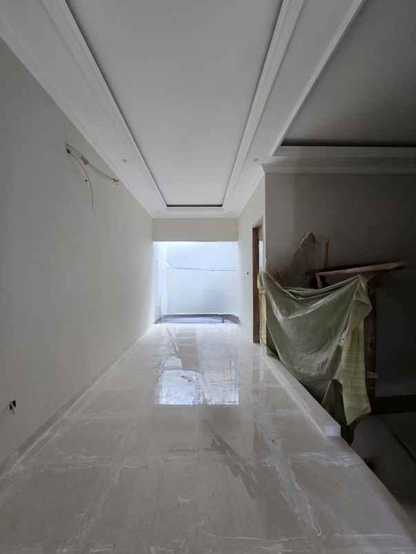 rumah baru desain classic akses lebar di cempaka putih