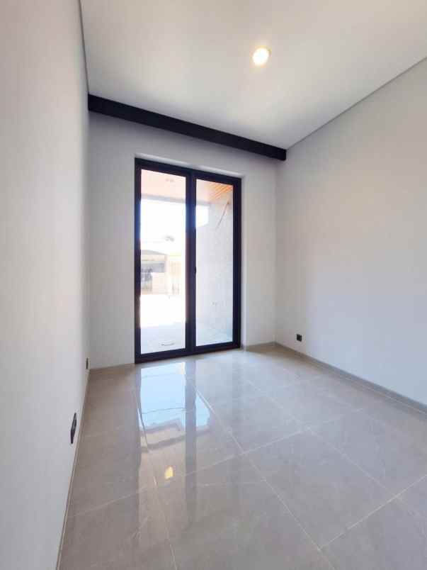 rumah baru modern di manyar tirtoyoso surabaya