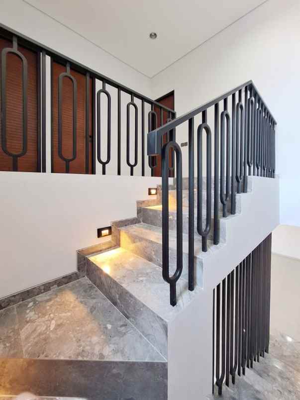 rumah baru modern di manyar tirtoyoso surabaya