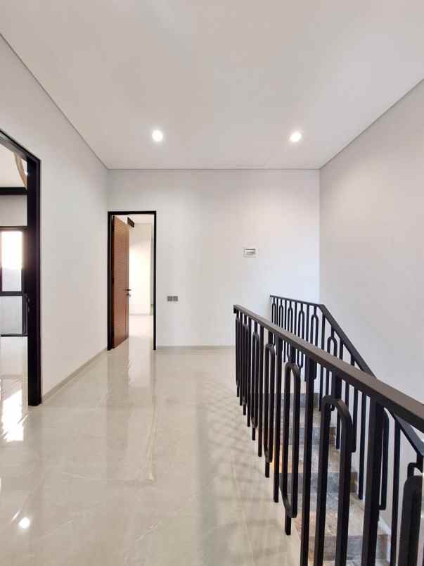rumah baru modern di manyar tirtoyoso surabaya