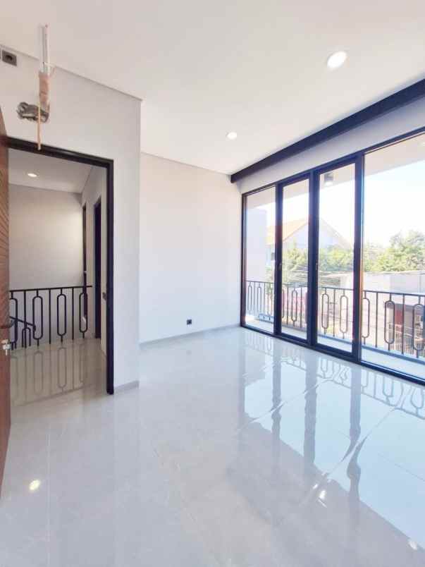rumah baru modern di manyar tirtoyoso surabaya
