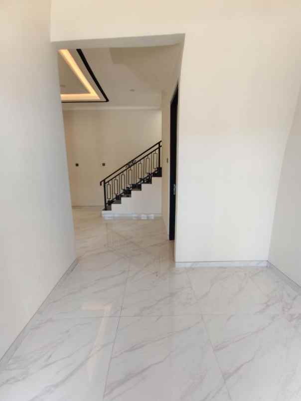 rumah baru modern lokasi manyar jaya surabaya