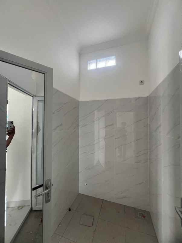 rumah baru siap huni dekat ke akses tol jatiwaringin