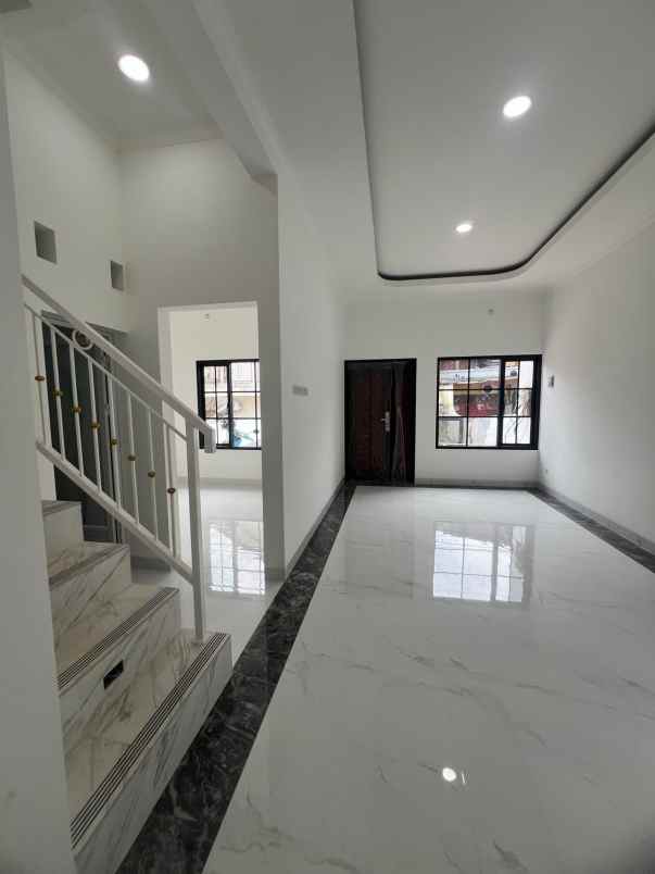 rumah baru siap huni dekat ke akses tol jatiwaringin