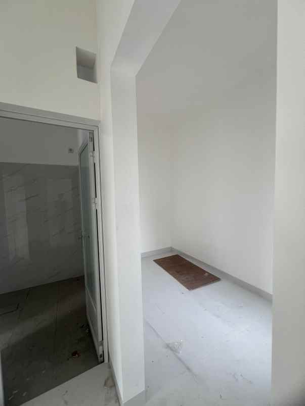 rumah baru siap huni dekat ke akses tol jatiwaringin