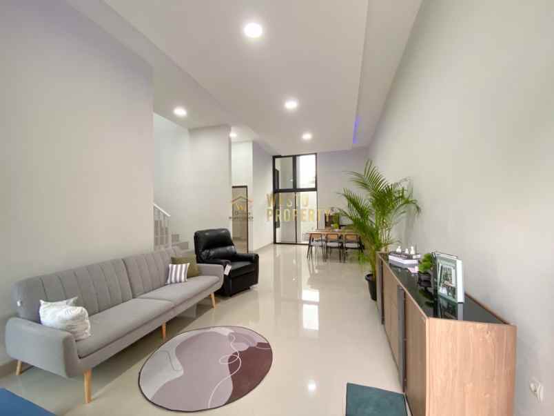 rumah cantik 2 lantai siap huni di condongcatur