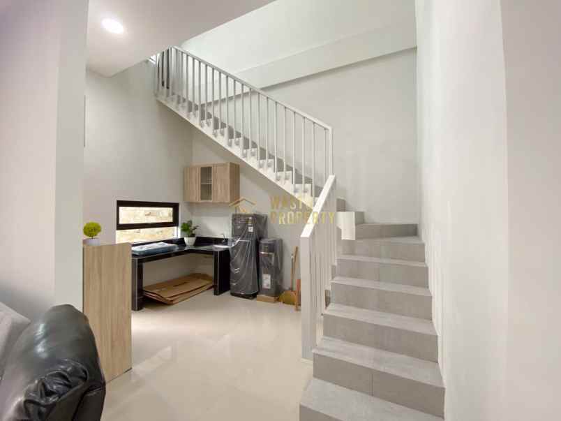 rumah cantik 2 lantai siap huni di condongcatur