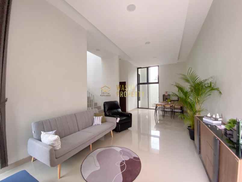 rumah cantik 2 lantai siap huni di condongcatur