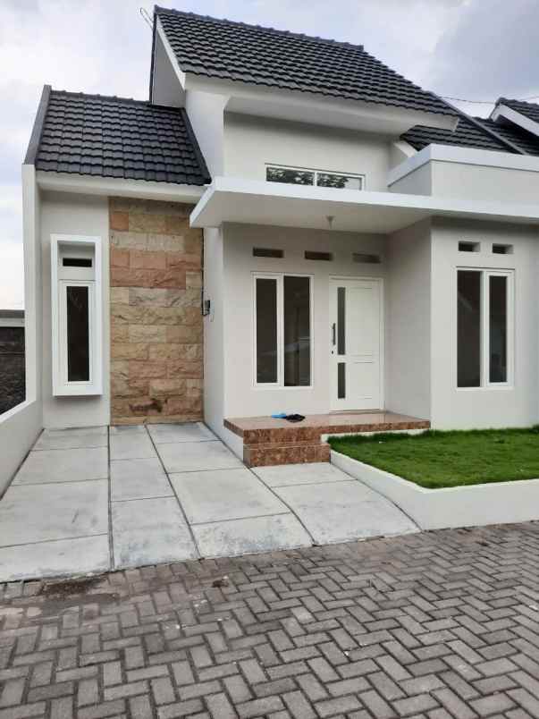 rumah jalan raya tajem utara