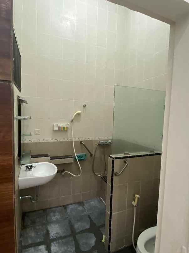 rumah manyar jaya strategis minimalis siap huni