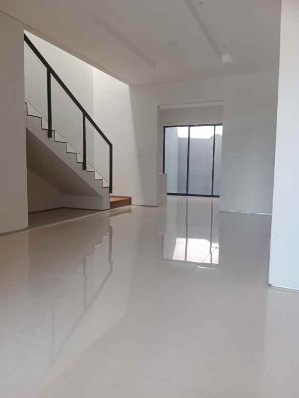 rumah mewah siap huni lingkungan tenang eksklusif