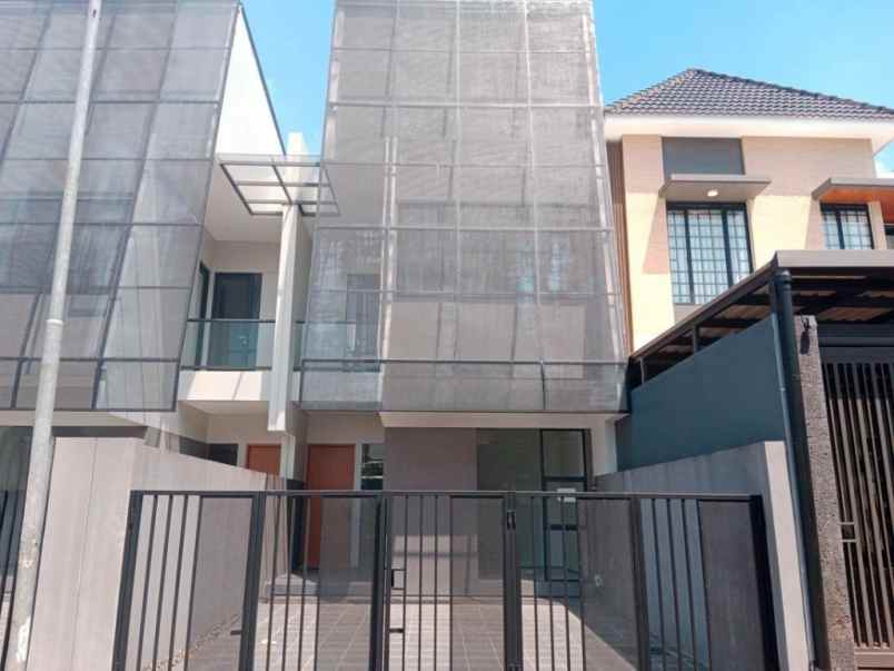 rumah mewah siap huni lingkungan tenang eksklusif