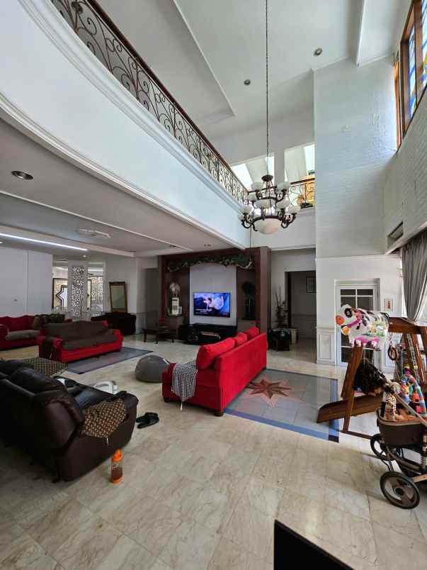 rumah mewah tanah luas di kav marinir pondok kelapa