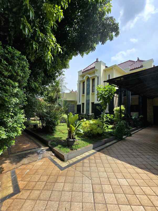 rumah mewah tanah luas di kav marinir pondok kelapa