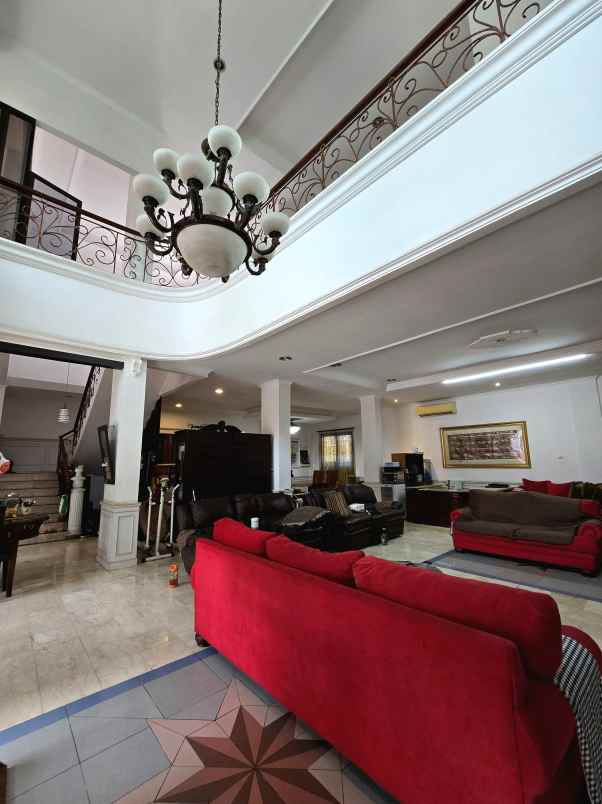 rumah mewah tanah luas di kav marinir pondok kelapa