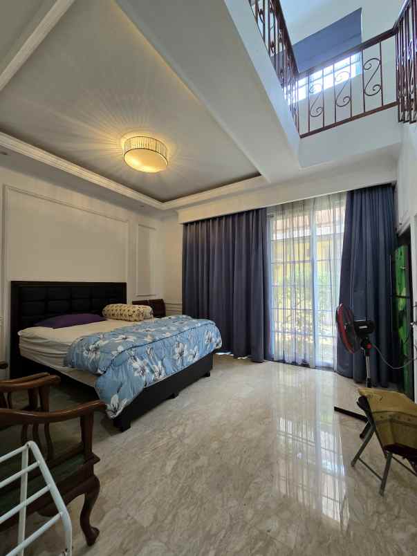 rumah mewah tanah luas di kav marinir pondok kelapa