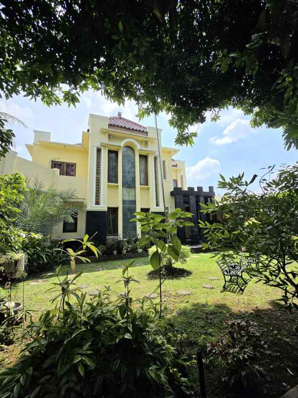 rumah mewah tanah luas di kav marinir pondok kelapa