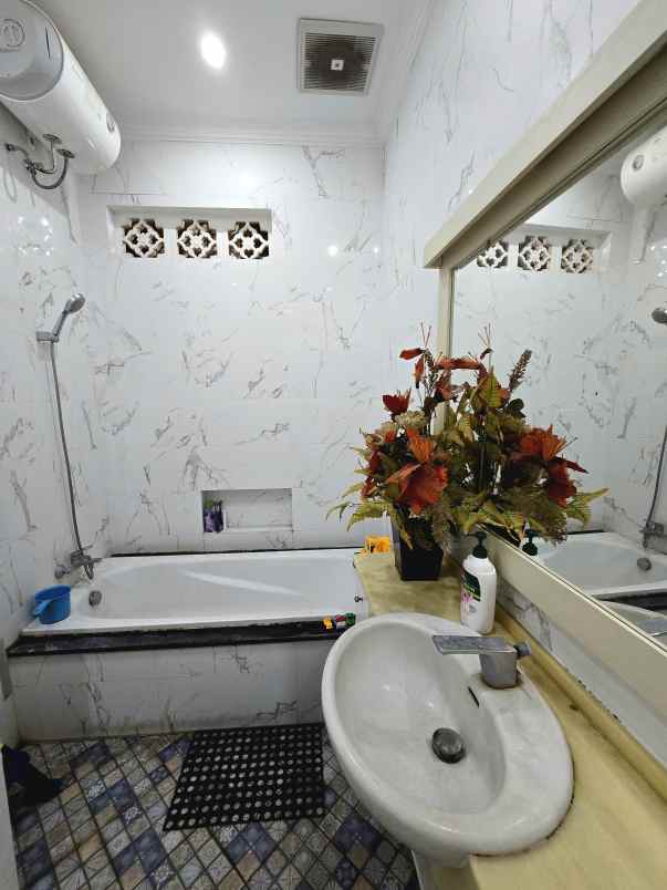 rumah mewah tanah luas di kav marinir pondok kelapa