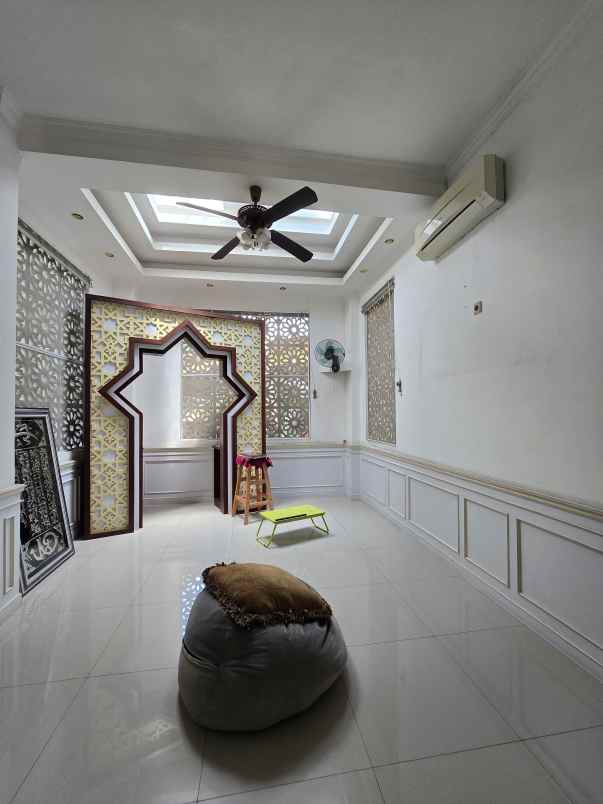 rumah mewah tanah luas di kav marinir pondok kelapa