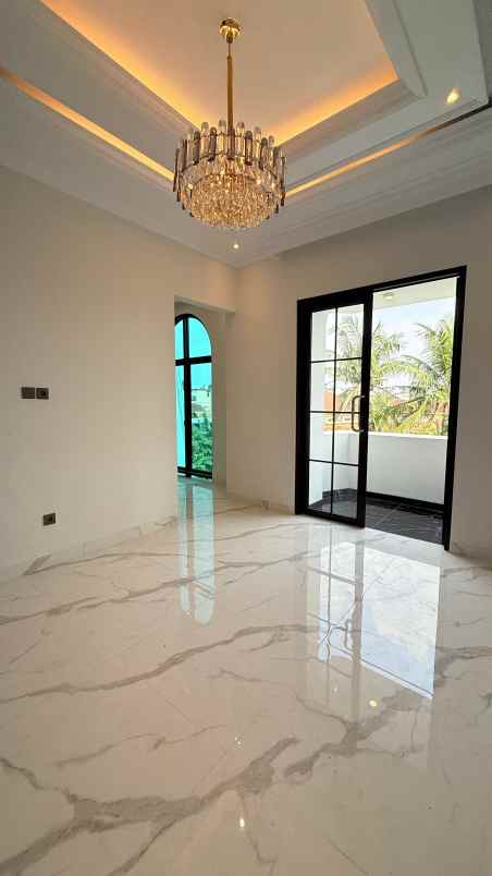 rumah modern classic 3 lantai di jagakarsa jaksel