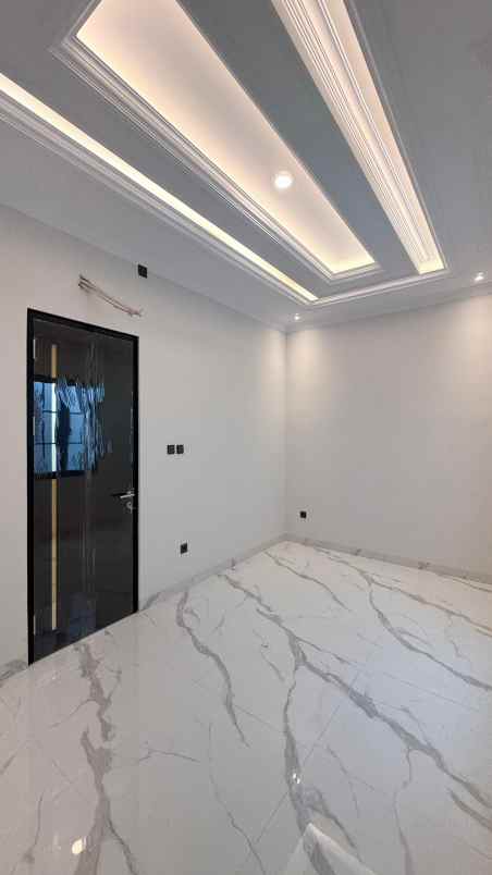 rumah modern classic 3 lantai di jagakarsa jaksel