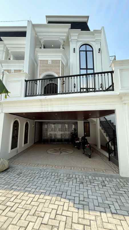 rumah modern classic 3 lantai di jagakarsa jaksel