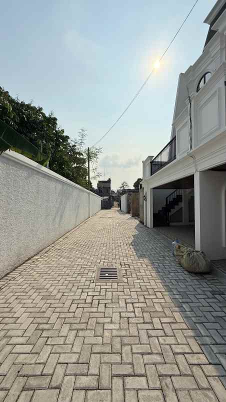 rumah modern classic 3 lantai di jagakarsa jaksel