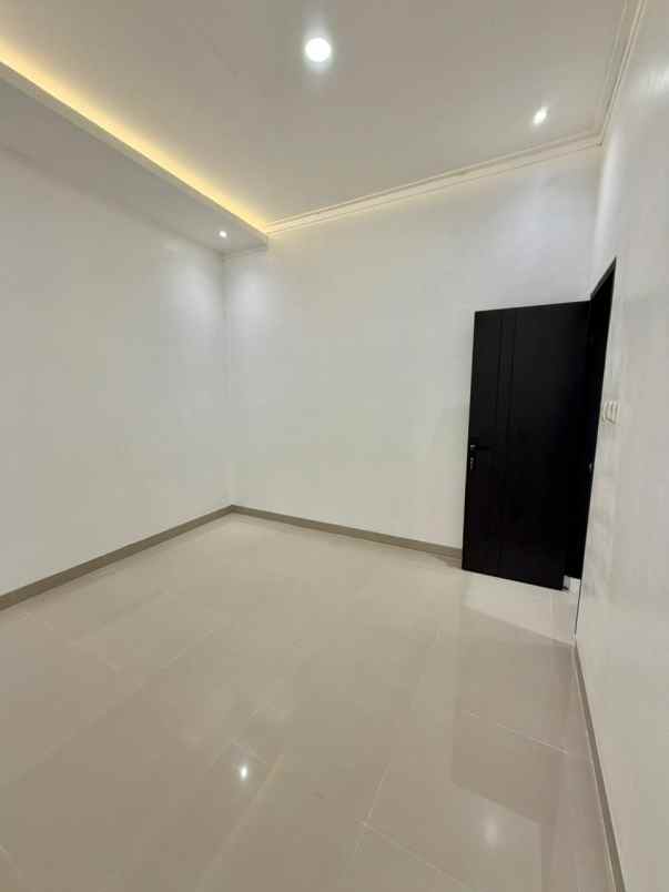 rumah modern jagakarsa 2 lantai siap tempati sekarang