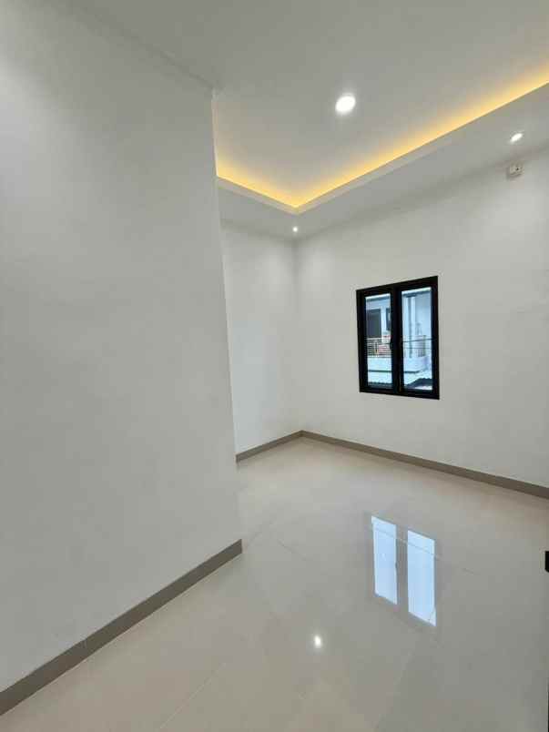 rumah modern jagakarsa 2 lantai siap tempati sekarang