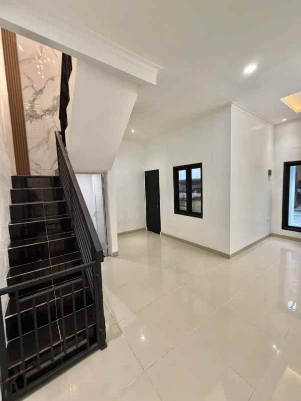 rumah modern jagakarsa 2 lantai siap tempati sekarang