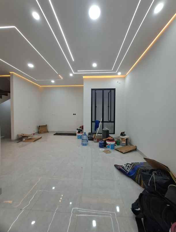 rumah modern kontemporer dalam cluster di jagakarsa