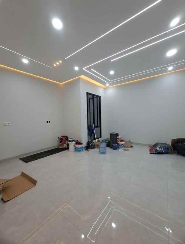 rumah modern kontemporer dalam cluster di jagakarsa