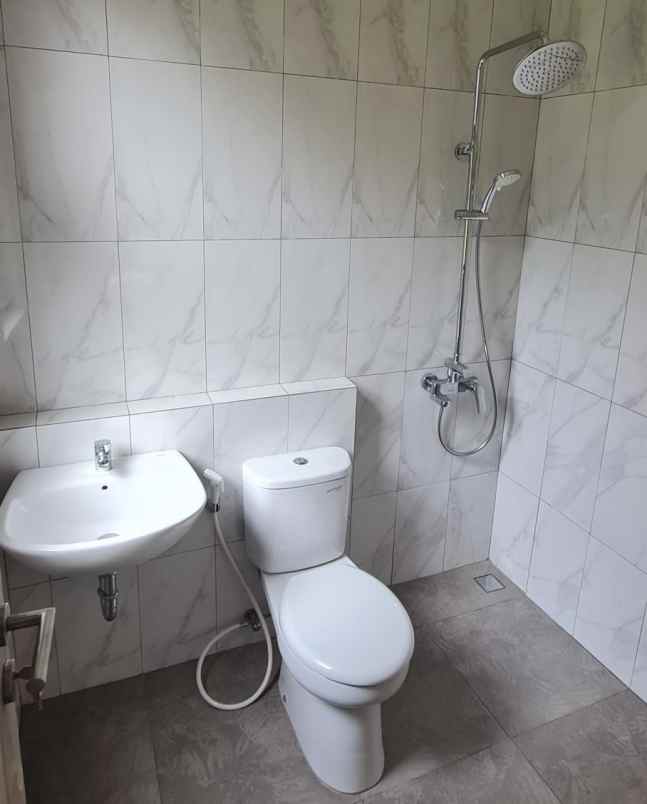 rumah tingkat di perumnas 1 bekasi barat