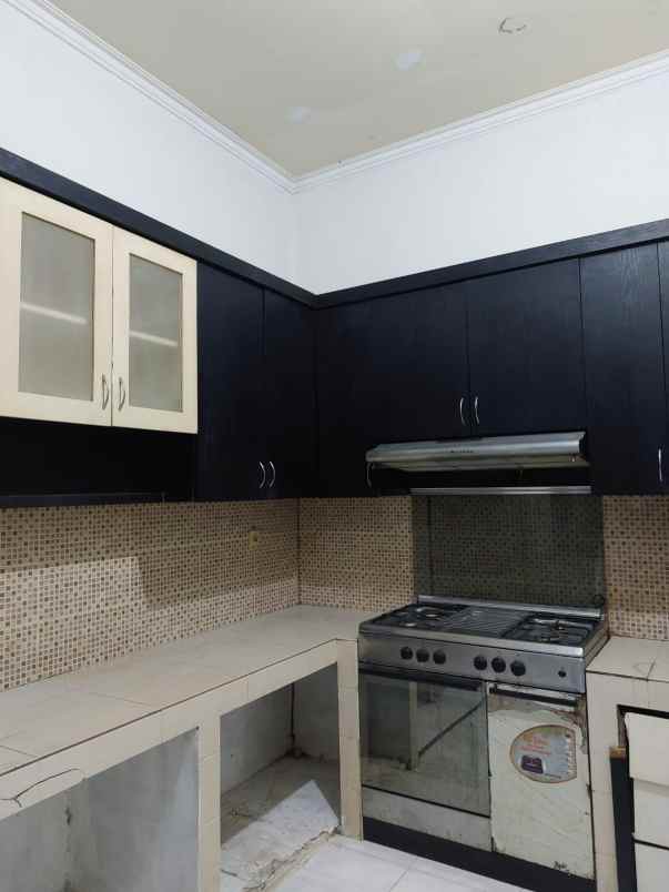 rumah tingkat strategis kota di pesona khayangan depok