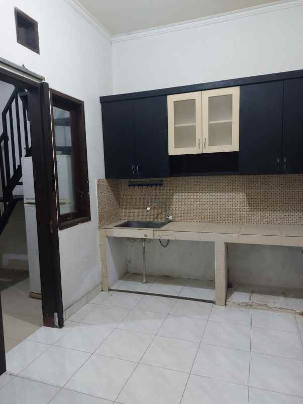 rumah tingkat strategis kota di pesona khayangan depok