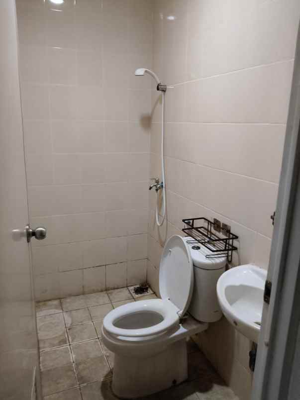 sewa rumah green court cengkareng