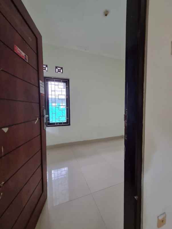 dijual kost 400 meter kampus isi